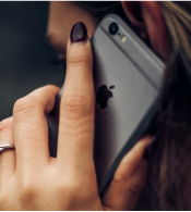 Eine Frau telefoniert mit einem Handy