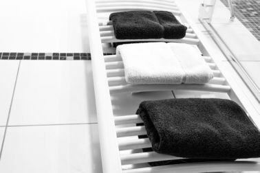 Ein Badheizkörper mit Handtüchern